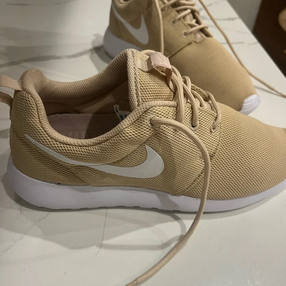Nike. Roshe One “Desert Ore” Sneakers Women’s Size 9 EUC